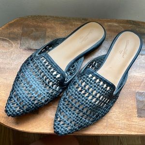 UNIVERSAL THREAD SLIP ON FLATS